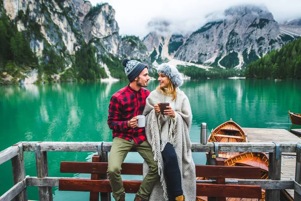 Braies, İtalya 'da bir dağ gölünü ziyaret eden genç ve güzel bir çift - sonbahar yaprakları arasında tatil yapan yürüyüş kıyafetli turistler - seyahat, yaşam tarzı ve seyahat tutkusu kavramları