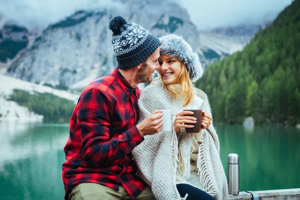 Schönes Paar Junger Erwachsener Besuch Einem Bergsee Bei Prags Italien — Stockfoto