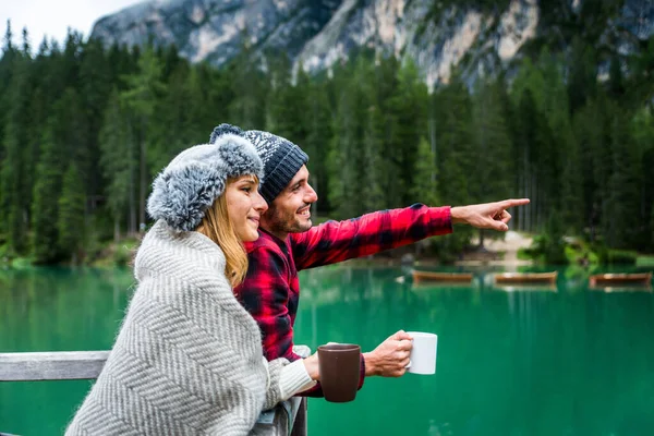 Bella Coppia Giovani Adulti Che Visitano Lago Alpino Braies Italia — Foto Stock