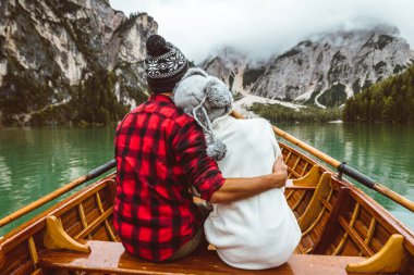 Braies, İtalya 'da bir dağ gölünü ziyaret eden genç ve güzel bir çift - sonbahar yaprakları arasında tatil yapan yürüyüş kıyafetli turistler - seyahat, yaşam tarzı ve seyahat tutkusu kavramları