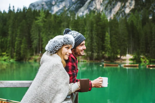 Belo Casal Jovens Adultos Que Visitam Lago Alpino Braies Itália — Fotografia de Stock