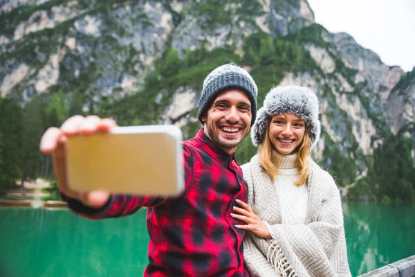 美丽的一对年轻夫妇参观了位于意大利布雷斯的高山湖 穿着远足服装的游客们在秋天的树叶间度假 关于旅行 生活方式和流浪情欲的概念 — 图库照片