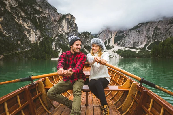 아름다운 남녀가 이탈리아 브라이 알프스의 호수를 방문하고 방랑벽에 여행자들은 여행을 — 스톡 사진