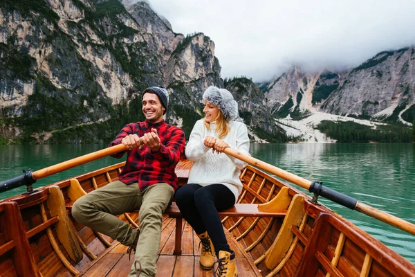 美しいカップルの若い大人がイタリアのブライス州の高山湖を訪れています 秋の紅葉の間に休暇を楽しんでハイキング服を着た観光客 ライフスタイル 放浪の欲望に関する概念 — ストック写真