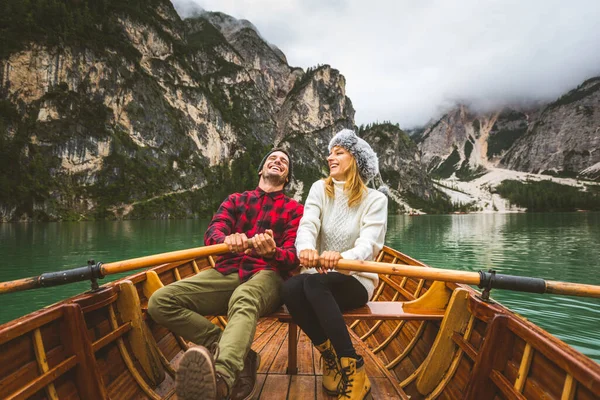 Braies, İtalya 'da bir dağ gölünü ziyaret eden genç ve güzel bir çift - sonbahar yaprakları arasında tatil yapan yürüyüş kıyafetli turistler - seyahat, yaşam tarzı ve seyahat tutkusu kavramları