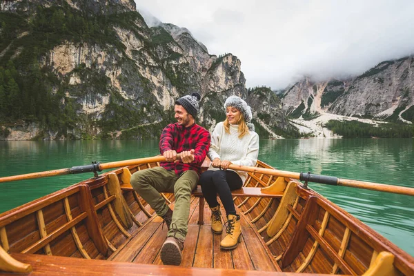 Belo Casal Jovens Adultos Que Visitam Lago Alpino Braies Itália — Fotografia de Stock