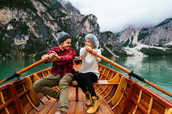 Braies, İtalya 'da bir dağ gölünü ziyaret eden genç ve güzel bir çift - sonbahar yaprakları arasında tatil yapan yürüyüş kıyafetli turistler - seyahat, yaşam tarzı ve seyahat tutkusu kavramları