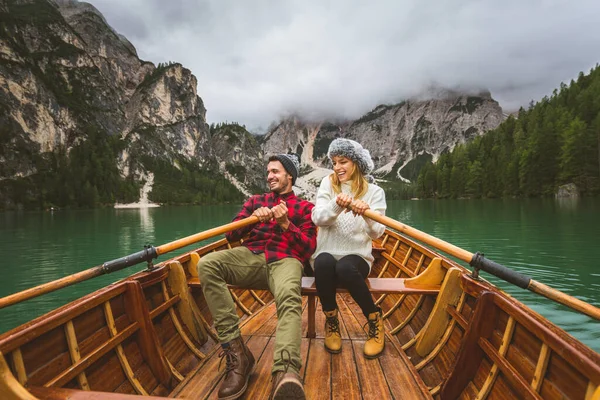 Beautiful Couple Young Adults Visiting Alpine Lake Braies Italy Tourists — Stock Photo, Image