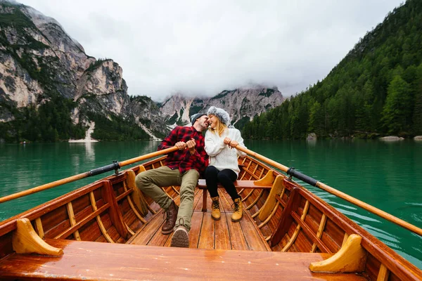 Braies, İtalya 'da bir dağ gölünü ziyaret eden genç ve güzel bir çift - sonbahar yaprakları arasında tatil yapan yürüyüş kıyafetli turistler - seyahat, yaşam tarzı ve seyahat tutkusu kavramları