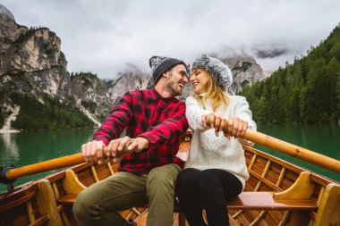 Braies, İtalya 'da bir dağ gölünü ziyaret eden genç ve güzel bir çift - sonbahar yaprakları arasında tatil yapan yürüyüş kıyafetli turistler - seyahat, yaşam tarzı ve seyahat tutkusu kavramları