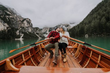 Braies, İtalya 'da bir dağ gölünü ziyaret eden genç ve güzel bir çift - sonbahar yaprakları arasında tatil yapan yürüyüş kıyafetli turistler - seyahat, yaşam tarzı ve seyahat tutkusu kavramları