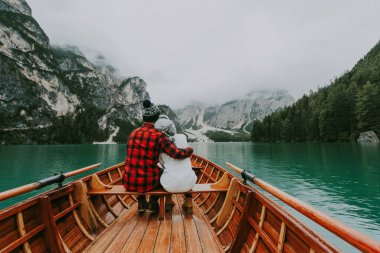 Braies, İtalya 'da bir dağ gölünü ziyaret eden genç ve güzel bir çift - sonbahar yaprakları arasında tatil yapan yürüyüş kıyafetli turistler - seyahat, yaşam tarzı ve seyahat tutkusu kavramları