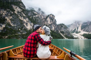Braies, İtalya 'da bir dağ gölünü ziyaret eden genç ve güzel bir çift - sonbahar yaprakları arasında tatil yapan yürüyüş kıyafetli turistler - seyahat, yaşam tarzı ve seyahat tutkusu kavramları