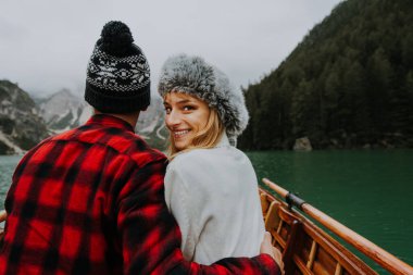 Braies, İtalya 'da bir dağ gölünü ziyaret eden genç ve güzel bir çift - sonbahar yaprakları arasında tatil yapan yürüyüş kıyafetli turistler - seyahat, yaşam tarzı ve seyahat tutkusu kavramları