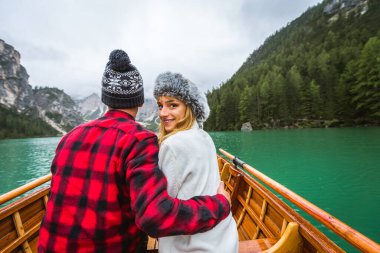Braies, İtalya 'da bir dağ gölünü ziyaret eden genç ve güzel bir çift - sonbahar yaprakları arasında tatil yapan yürüyüş kıyafetli turistler - seyahat, yaşam tarzı ve seyahat tutkusu kavramları