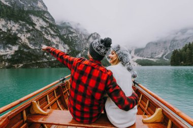 Braies, İtalya 'da bir dağ gölünü ziyaret eden genç ve güzel bir çift - sonbahar yaprakları arasında tatil yapan yürüyüş kıyafetli turistler - seyahat, yaşam tarzı ve seyahat tutkusu kavramları