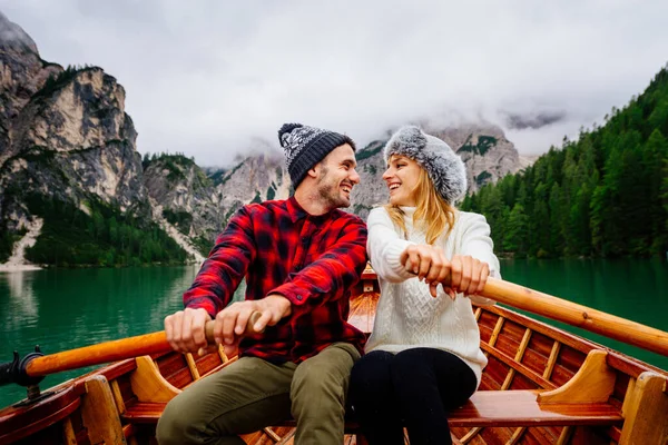 Beau Couple Jeunes Adultes Visitant Lac Alpin Braies Italie Touristes — Photo