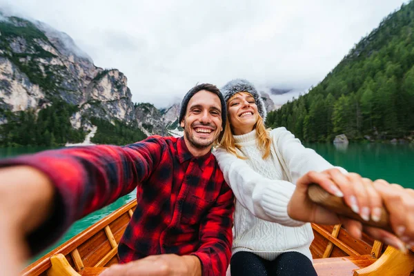 Прекрасна Пара Молодих Людей Які Відвідують Альпійське Озеро Брейз Італія — стокове фото