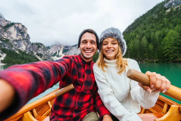 美しいカップルの若い大人がイタリアのブライス州の高山湖を訪れています 秋の紅葉の間に休暇を楽しんでハイキング服を着た観光客 ライフスタイル 放浪の欲望に関する概念 — ストック写真