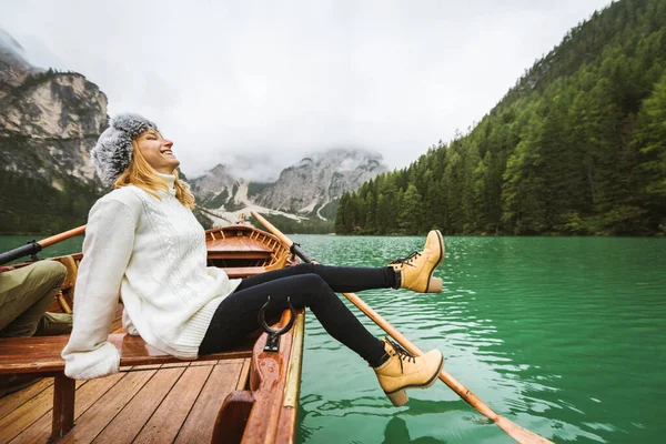 Schöne Frau Besuch Einem Bergsee Prags Italien Touristin Mit Wanderkleidung — Stockfoto