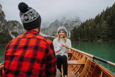 Braies, İtalya 'da bir dağ gölünü ziyaret eden genç ve güzel bir çift - sonbahar yaprakları arasında tatil yapan yürüyüş kıyafetli turistler - seyahat, yaşam tarzı ve seyahat tutkusu kavramları
