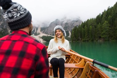 Braies, İtalya 'da bir dağ gölünü ziyaret eden genç ve güzel bir çift - sonbahar yaprakları arasında tatil yapan yürüyüş kıyafetli turistler - seyahat, yaşam tarzı ve seyahat tutkusu kavramları