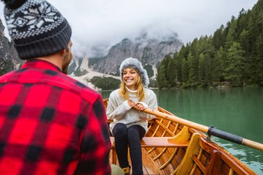 Braies, İtalya 'da bir dağ gölünü ziyaret eden genç ve güzel bir çift - sonbahar yaprakları arasında tatil yapan yürüyüş kıyafetli turistler - seyahat, yaşam tarzı ve seyahat tutkusu kavramları