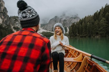 Braies, İtalya 'da bir dağ gölünü ziyaret eden genç ve güzel bir çift - sonbahar yaprakları arasında tatil yapan yürüyüş kıyafetli turistler - seyahat, yaşam tarzı ve seyahat tutkusu kavramları