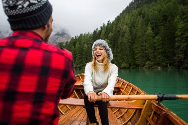 Braies, İtalya 'da bir dağ gölünü ziyaret eden genç ve güzel bir çift - sonbahar yaprakları arasında tatil yapan yürüyüş kıyafetli turistler - seyahat, yaşam tarzı ve seyahat tutkusu kavramları