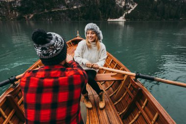 Braies, İtalya 'da bir dağ gölünü ziyaret eden genç ve güzel bir çift - sonbahar yaprakları arasında tatil yapan yürüyüş kıyafetli turistler - seyahat, yaşam tarzı ve seyahat tutkusu kavramları