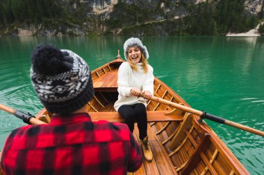 Braies, İtalya 'da bir dağ gölünü ziyaret eden genç ve güzel bir çift - sonbahar yaprakları arasında tatil yapan yürüyüş kıyafetli turistler - seyahat, yaşam tarzı ve seyahat tutkusu kavramları