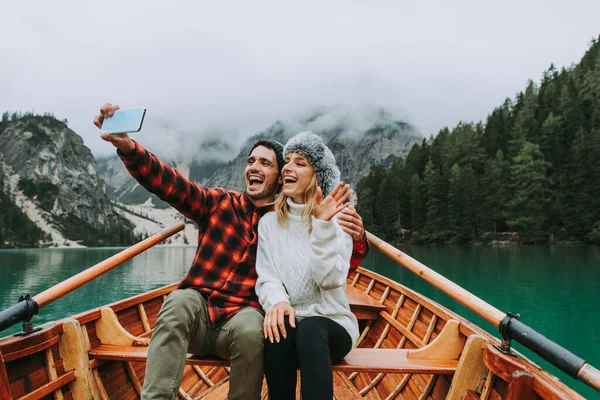 Beautiful Couple Young Adults Visiting Alpine Lake Braies Italy Tourrists — стоковое фото