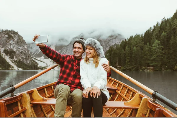 Piękna Para Młodych Ludzi Odwiedzających Alpejskie Jezioro Braies Włochy Turyści — Zdjęcie stockowe