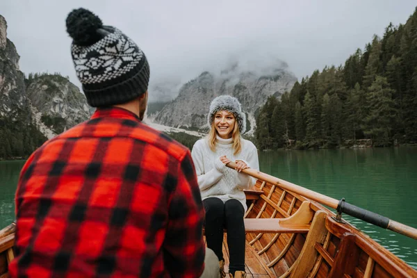 Schönes Paar Junger Erwachsener Besuch Einem Bergsee Bei Prags Italien — Stockfoto