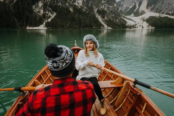 Braies, İtalya 'da bir dağ gölünü ziyaret eden genç ve güzel bir çift - sonbahar yaprakları arasında tatil yapan yürüyüş kıyafetli turistler - seyahat, yaşam tarzı ve seyahat tutkusu kavramları
