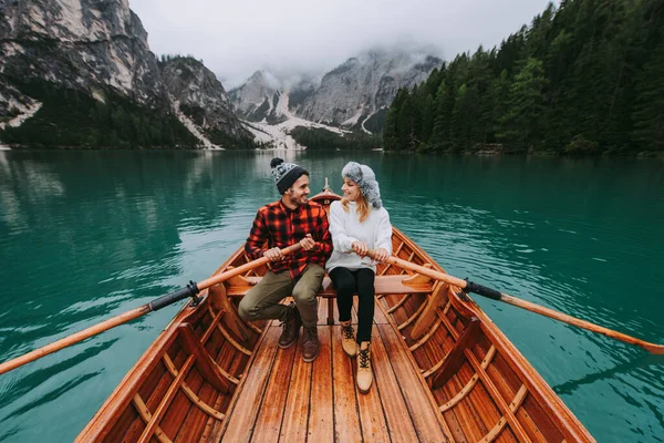 美しいカップルの若い大人がイタリアのブライス州の高山湖を訪れています 秋の紅葉の間に休暇を楽しんでハイキング服を着た観光客 ライフスタイル 放浪の欲望に関する概念 — ストック写真