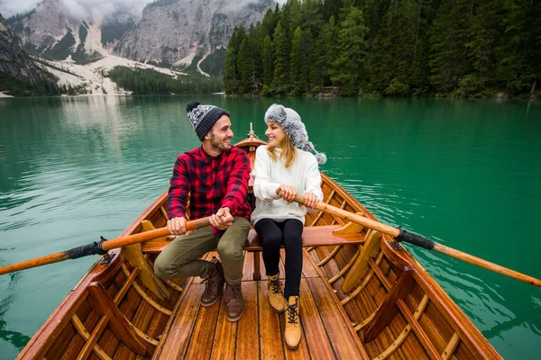 Hermosa Pareja Adultos Jóvenes Que Visitan Lago Alpino Braies Italia — Foto de Stock