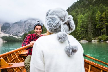 Braies, İtalya 'da bir dağ gölünü ziyaret eden genç ve güzel bir çift - sonbahar yaprakları arasında tatil yapan yürüyüş kıyafetli turistler - seyahat, yaşam tarzı ve seyahat tutkusu kavramları