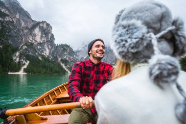 Braies, İtalya 'da bir dağ gölünü ziyaret eden genç ve güzel bir çift - sonbahar yaprakları arasında tatil yapan yürüyüş kıyafetli turistler - seyahat, yaşam tarzı ve seyahat tutkusu kavramları