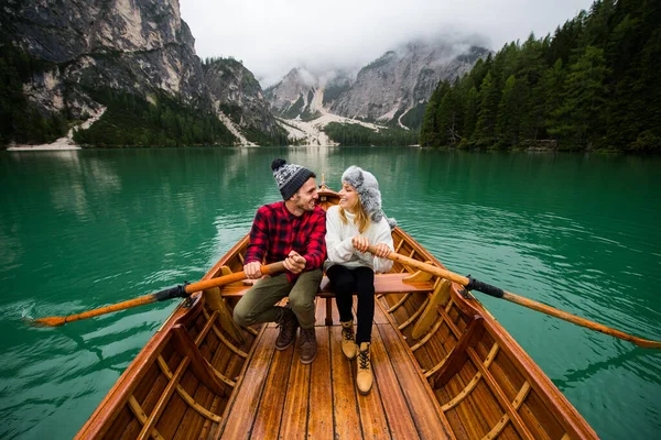 Braies, İtalya 'da bir dağ gölünü ziyaret eden genç ve güzel bir çift - sonbahar yaprakları arasında tatil yapan yürüyüş kıyafetli turistler - seyahat, yaşam tarzı ve seyahat tutkusu kavramları