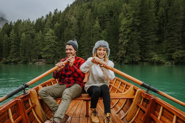 Braies, İtalya 'da bir dağ gölünü ziyaret eden genç ve güzel bir çift - sonbahar yaprakları arasında tatil yapan yürüyüş kıyafetli turistler - seyahat, yaşam tarzı ve seyahat tutkusu kavramları