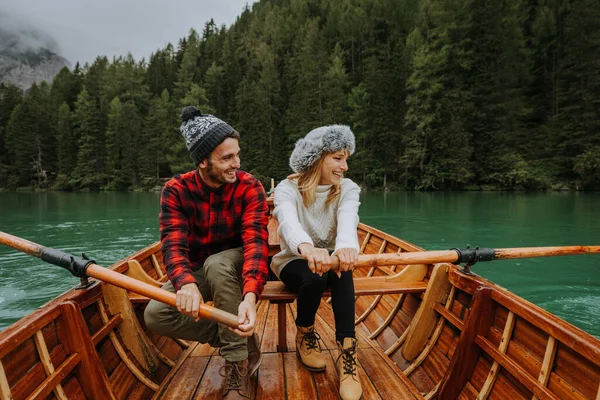 美丽的一对年轻夫妇参观了位于意大利布雷斯的高山湖 穿着远足服装的游客们在秋天的树叶间度假 关于旅行 生活方式和流浪情欲的概念 — 图库照片