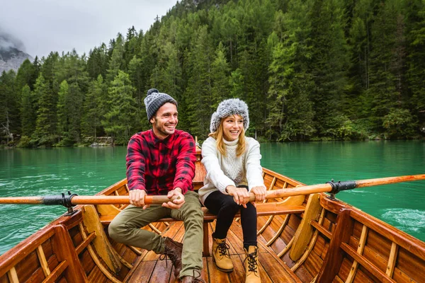 美しいカップルの若い大人がイタリアのブライス州の高山湖を訪れています 秋の紅葉の間に休暇を楽しんでハイキング服を着た観光客 ライフスタイル 放浪の欲望に関する概念 — ストック写真