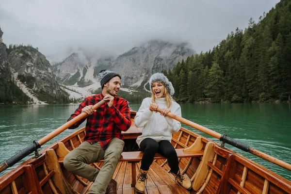 Belo Casal Jovens Adultos Que Visitam Lago Alpino Braies Itália — Fotografia de Stock