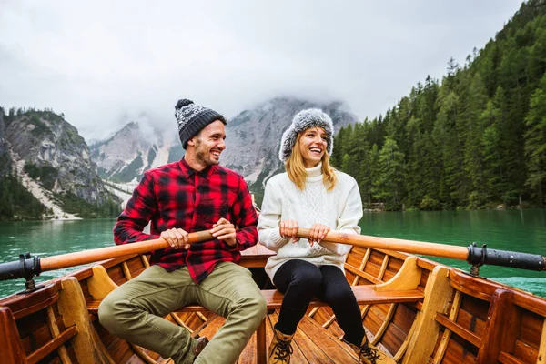 Braies, İtalya 'da bir dağ gölünü ziyaret eden genç ve güzel bir çift - sonbahar yaprakları arasında tatil yapan yürüyüş kıyafetli turistler - seyahat, yaşam tarzı ve seyahat tutkusu kavramları