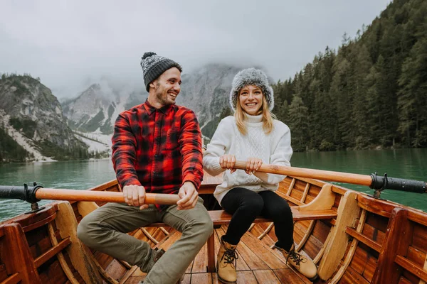 Braies, İtalya 'da bir dağ gölünü ziyaret eden genç ve güzel bir çift - sonbahar yaprakları arasında tatil yapan yürüyüş kıyafetli turistler - seyahat, yaşam tarzı ve seyahat tutkusu kavramları