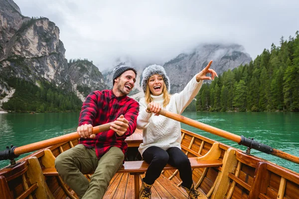 Braies, İtalya 'da bir dağ gölünü ziyaret eden genç ve güzel bir çift - sonbahar yaprakları arasında tatil yapan yürüyüş kıyafetli turistler - seyahat, yaşam tarzı ve seyahat tutkusu kavramları