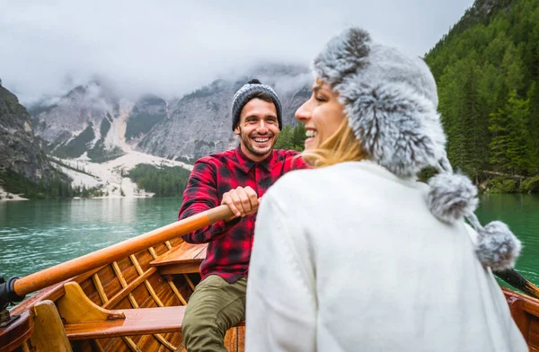 Braies, İtalya 'da bir dağ gölünü ziyaret eden genç ve güzel bir çift - sonbahar yaprakları arasında tatil yapan yürüyüş kıyafetli turistler - seyahat, yaşam tarzı ve seyahat tutkusu kavramları