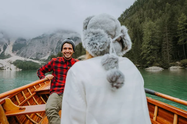 Belo Casal Jovens Adultos Que Visitam Lago Alpino Braies Itália — Fotografia de Stock