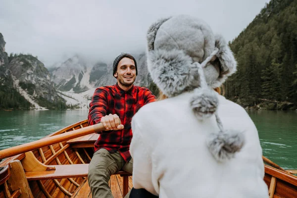 Braies, İtalya 'da bir dağ gölünü ziyaret eden genç ve güzel bir çift - sonbahar yaprakları arasında tatil yapan yürüyüş kıyafetli turistler - seyahat, yaşam tarzı ve seyahat tutkusu kavramları